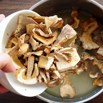 Cara merendam jamur porcini kering: tips untuk ibu rumah tangga