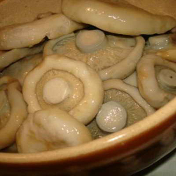Maitosienien marinointi: resepti, jossa on kuva marinoiduista sienistä ja video