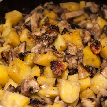 Cara memasak kentang dengan cendawan dalam kuali, dalam periuk perlahan dan dalam ketuhar