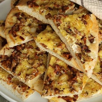 Pica su grybais ir agurkais: naminiai receptai