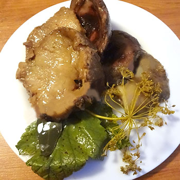 Paano maghain ng inasnan at adobo na gatas na mushroom sa mesa