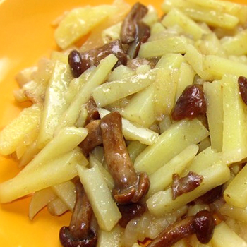 Hidangan kentang dengan jamur madu, digoreng dalam wajan