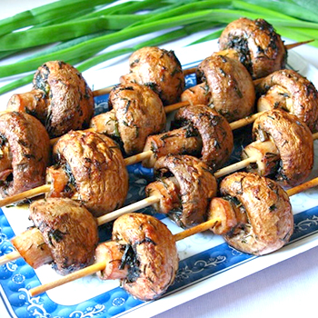 Ang mga Champignon ay pinirito sa apoy: mga recipe para sa isang piknik