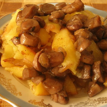 Lihan ja sienien kanssa haudutetut perunat: reseptejä runsaisiin ruokiin