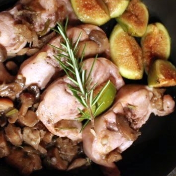 Ayam dengan jamur di oven dan di wajan