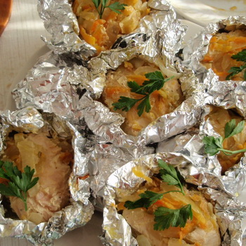 पन्नी में पके हुए मशरूम के साथ मांस: स्वादिष्ट व्यंजनों के लिए व्यंजन