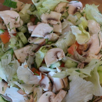 Saláták nyers csiperkegombával: egészséges ételek receptjei