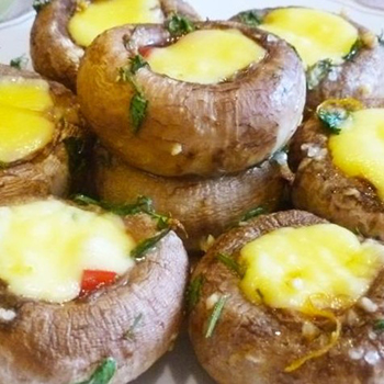 Ang mga champignon na inihurnong may keso: mga recipe para sa masarap na pagkain