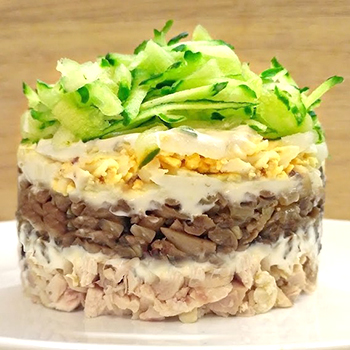 Salad berlapis dengan champignon: resep asli