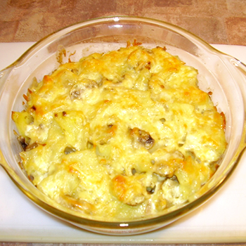 Sådan tilberedes kartofler bagt med svampe i ovnen