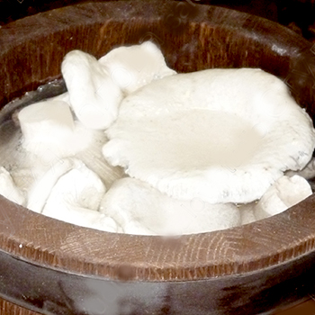 桶装咸奶蘑菇及其制备方法