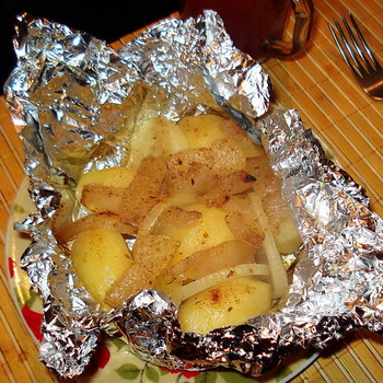 Kentang dalam foil dipanggang dalam oven dengan jamur