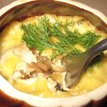 Jamur dimasak dengan kentang dalam pot