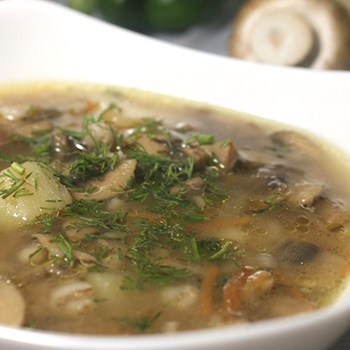 Sup champignon kalengan yang lezat
