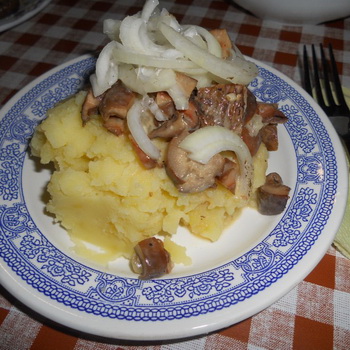 Ryzhiki dengan kentang dalam krim asam: resep hidangan jamur