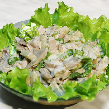 Resep untuk salad ayam dengan madu agarics
