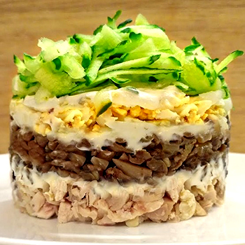 Salad dengan champignon dan ham untuk meja pesta