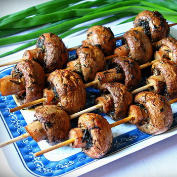 Makanan pembuka Champignon dengan tusuk sate: kebab dan canape