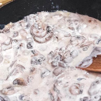 Champignon dalam krim asam: resep untuk hidangan jamur