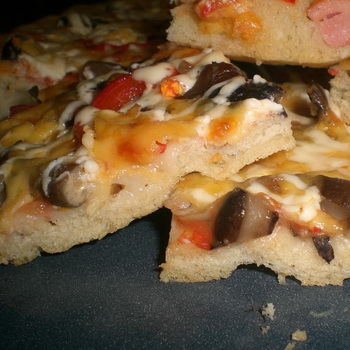 Pizza jamur dengan madu agaric