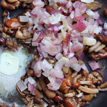 如何用洋葱烹制美味的炸蜂蜜蘑菇