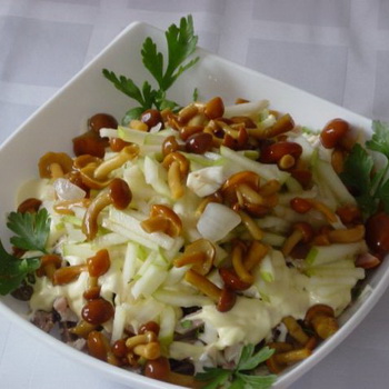 Mga recipe para sa simple at masarap na salad na may mga adobo na mushroom