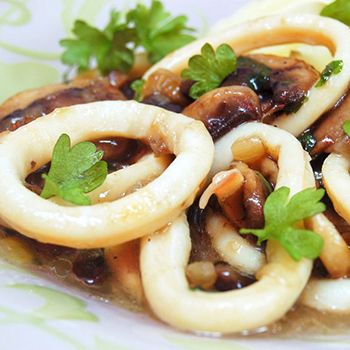 Cumi dengan champignon: resep untuk hidangan panas dan dingin