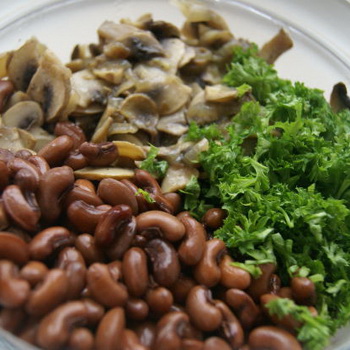 Hidangan kacang Lenten dengan jamur